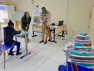 Notícia - Estrangeiros da rede municipal de Criciúma recebem aula de Língua Portuguesa