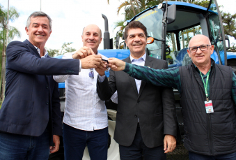 Notícia - Administração Municipal entrega trator para Gerência de Agricultura de Criciúma