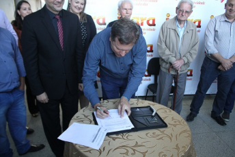 Notícia - Assinatura de contrato oficializa novo Paço Municipal para Içara