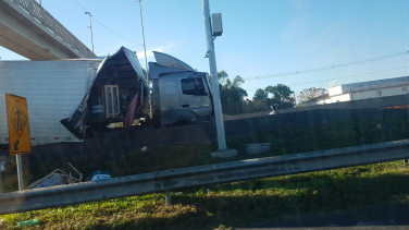 Notícia - Dois acidentes envolvendo quatro caminhões são registrados na BR-101 em Maracajá