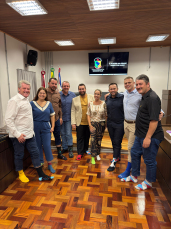 Notícia - Em Siderópolis, vereadores usam meias coloridas em apoio a síndrome de down