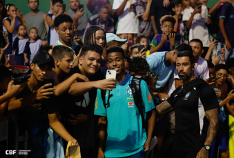 Notícia - Após primeiro treino, Seleção é celebrada por torcedores em Brasília