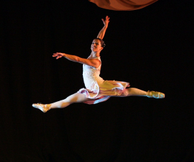 Notícia - Projeto leva ballet clássico gratuito em espaços de convivência social em Criciúma