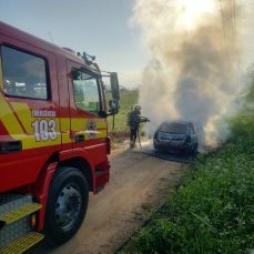 Notícia - Incêndio destrói veículo em Içara