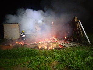 Notícia - Incêndio deixa galpão destruído em Araranguá 
