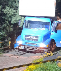 Notícia - Motorista de caminhão cai em rio ao perceber rompimento em ponte interditada