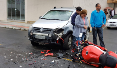 Notícia - Em alta velocidade, moto colide com carro