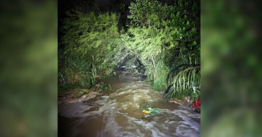 Notícia - [Vídeo] Correnteza arrasta veículo e policiais entram no rio para salvar vítimas