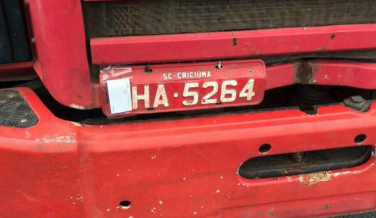 Notícia - Homem é detido por tampar placa de caminhão com papel e fita adesiva