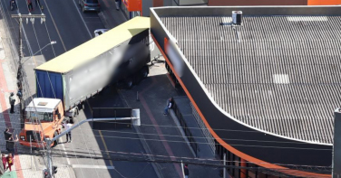 Notícia - Caminhão provoca quase uma hora de lentidão após manobra irregular em SC