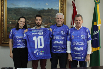 Notícia - Gestores de Nova Veneza recebem camisa do Caravaggio