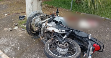 Notícia - Motociclista sem capacete fica inconsciente após colidir contra poste em São João do Sul