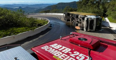 Notícia - Carreta capota na Serra da Rocinha e deixa óleo sobre a pista