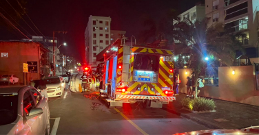 Notícia - Carro capota e interdita rua no Centro de Criciúma
