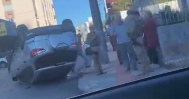 Notícia - Vídeo: Veículo capota no Centro de Criciúma e mobiliza Polícia Militar