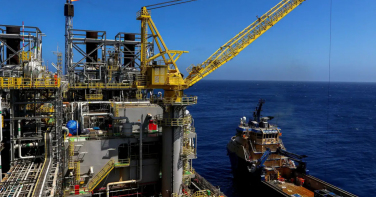 Notícia - Petróleo dispara quase 30% com guerra e pressão chega à indústria e ao bolso em SC