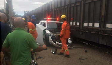 Notícia - Acidente: Viatura da PM bate em trem (VÍDEO)