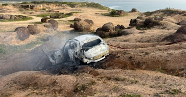 Notícia - Corpo carbonizado é encontrado dentro de carro em praia de Laguna