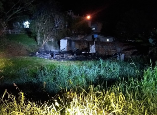 Notícia - Criciúma: casa de madeira com “gato de energia” é destruída por incêndio