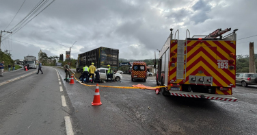 Notícia - Colisão entre carro e caminhão deixa mulher gravemente ferida na SC-108, em Urussanga