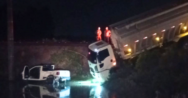 Notícia - Colisão entre carro e caminhão deixa casal ferido na SC-108