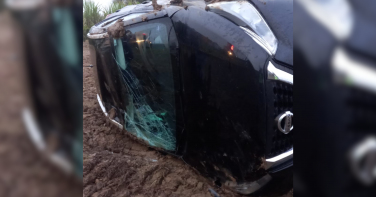 Notícia - Carro tomba após condutora perder controle em Araranguá