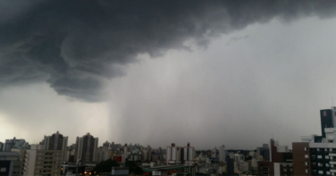 Notícia - Alerta vermelho: Sul do Brasil tem risco de temporais e ventos acima de 100 km/h