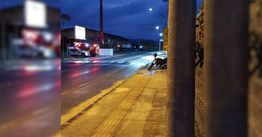 Notícia - Colisão de moto contra poste deixa jovem de 18 anos ferido em Cocal do Sul