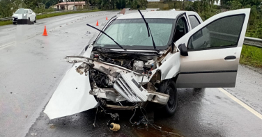 Notícia - Três pessoas ficam feridas em colisão frontal em Cocal do Sul