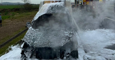 Notícia - Fiat Fiorino pega fogo após falha durante trajeto em rodovia de Tubarão