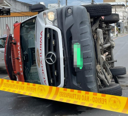 Notícia - Ambulância do Samu fica virada após acidente em Tubarão