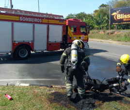 Notícia - Após acidente, motocicleta pega fogo em Criciúma; condutor foi encaminhado ao hospital