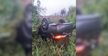 Notícia - Mulher é hospitalizada após saída de pista e capotamento em Gravatal