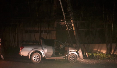 Notícia - Veículo colide e derruba poste em Criciúma (ATUALIZADA)