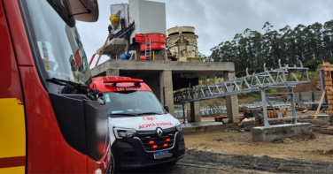 Notícia - Trabalhador cai em máquina industrial e é socorrido em SC