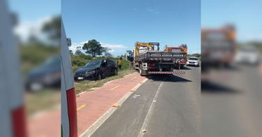 Notícia - Idosa fica presa em veículo após colisão contra caminhão em Balneário Rincão