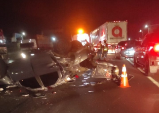 Notícia - Capivari de Baixo: motorista capota carro e colide contra dois veículos na BR-101