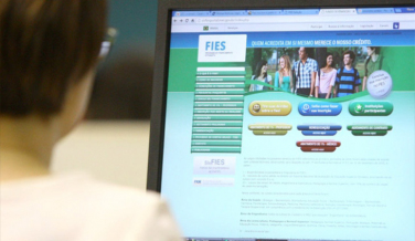 Notícia - Estudantes têm até 31 de outubro para renovar contratos do Fies