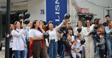Notícia - 'Estamos com as professoras até o fim', dizem pais em protesto da Afasc