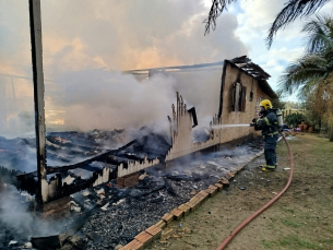 Notícia - Fogo destrói casa em Jacinto Machado