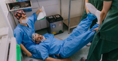 Notícia - Pai desmaia na sala de parto em cidade de SC e vídeo alcança milhões na redes