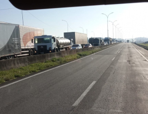 Notícia - Acidente entre dois caminhões provoca fila na BR-101, em Içara