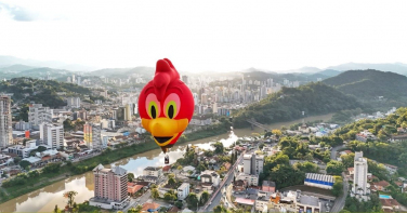 Notícia - Cidade de SC vira palco de espetáculo aéreo com balões inusitados