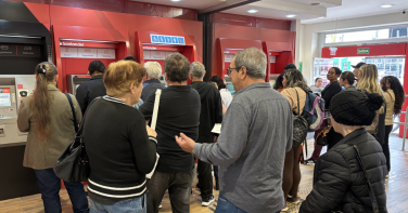 Notícia - “Mandou calar a boca”, diz idoso após duas horas em fila de banco em SC