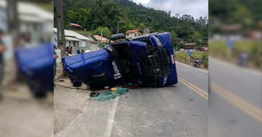 Notícia - Motorista fica ferida após tombamento de caminhão em rodovia da região de Tubarão