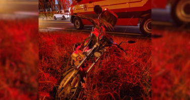 Notícia - Idoso sofre ferimentos na cabeça após acidente entre moto e carro em Morro da Fumaça