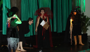 Notícia - Apresentação teatral auxilia curso de Pedagogia na montagem de brinquedoteca