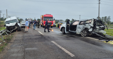 Notícia - Van atinge carro parado na BR-101 e deixa motorista em estado grave em SC