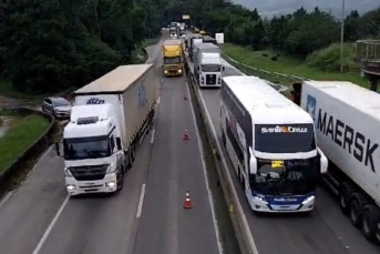 Notícia - BR-101 tem cerca de 12 quilômetros de fila