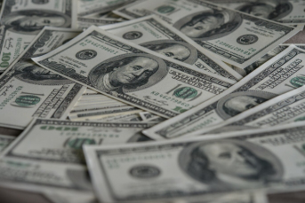 Notícia - Entenda como fazer para dolarizar os investimentos e quais as vantagens 